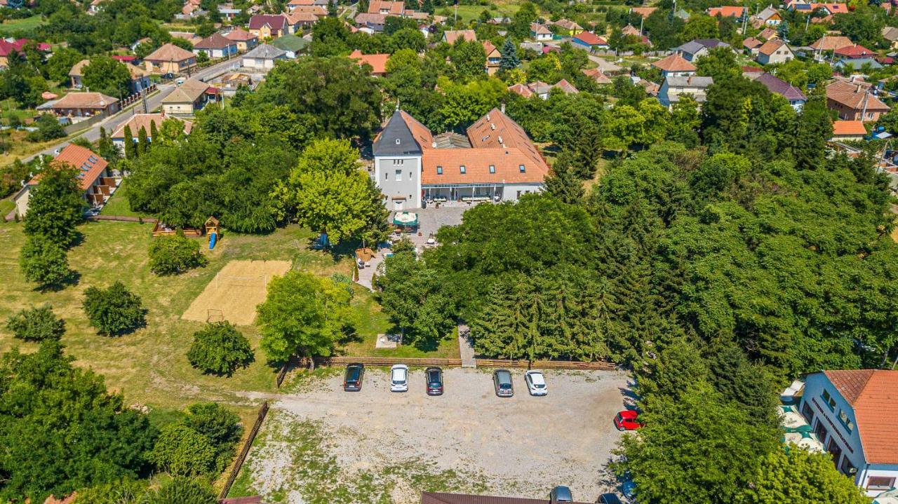 Herczeg Udvarhaz Poroszló Eksteriør bilde